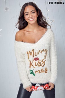 Pull de Noël Fashion Union en maille duveteuse à sequins avec épaules dénudées et slogan