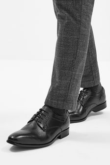 Noir - Chaussures derby en cuir marron fauve (T15384) | €57