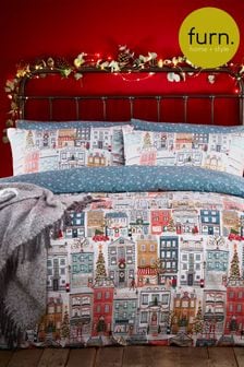 Двусторонний разноцветный постельный комплект из пододеяльника и наволочек с рождественским принтом furn. Festive Town