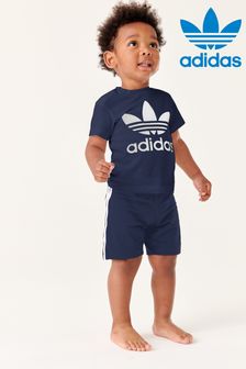 Conjunto de camiseta y pantalones cortos en azul con trébol de bebé de adidas originals (T52568) | 35 €