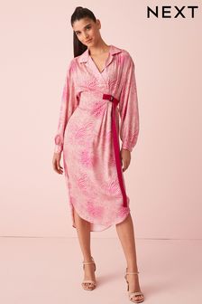 Różowy/kremowy z abstrakcyjnym nadrukiem zwierzęcym - Satynowa sukienka koszulowa (T61905) | 239 zł