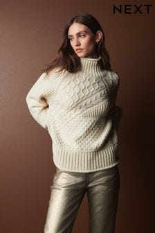 Crema crudo - Suéter de punto de ochos en 100% lana de cordero premium con cuello subido (T76576) | 103 €