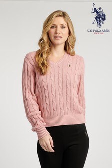 סוודר ורוד של ‪U.S. Polo Assn.‬ בסריגת צמות עם מפתח וי (U03344) | ‏279 ₪