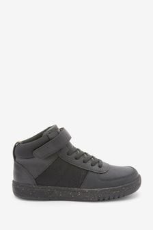 Schwarz - Stiefel mit elastischen Schnürsenkeln und einzelnem Riemen (U15641) | 16 € - 20 €