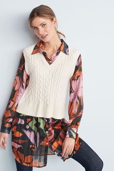 Ärmelloser Pullover mit Zopfmuster und langem Hemdeinsatz (U22985) | 20 €