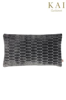 Prostokątna aksamitna poduszka Kai Rialta z geometrycznym wycięciem z piórka (U46711) | 153 zł
