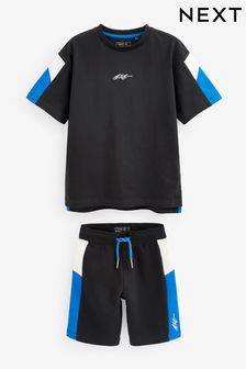  (U73986) | NT$710 - NT$1,070 黑色／金屬藍撞色 - 短袖T恤和短褲套裝 (3-16歲)
