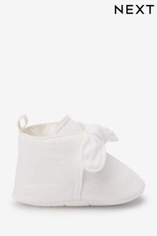 White Bootie Baby Shoes (0-18mths) (U88473) | kr99