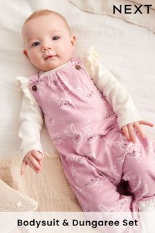  (UD5423) | €20 - €22 Roze met figuurtjes - 2-delige jersey babyset van tuinbroek en romper (0 mnd-3 jr)