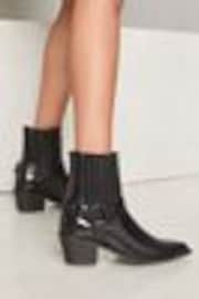 Botines de cuero sintético estilo motero del oeste con tacón medio de Lipsy - Imagen 1 de 1