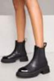 Botas Chelsea acolchadas con puntera de piel sintética de Lipsy - Imagen 1 de 1