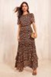 Braun - Friends Like These Short Sleeve Chiffon Tiered Maxi Dress - Bild 1 von 1