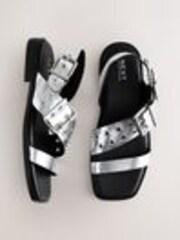 فضي - صندل بحزام بإبزيم من Forever Comfort® - صورة 1 من 1