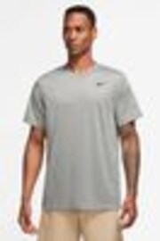 Серый - Спортивная футболка Nike Dri-FIT Legend  - Image 1 of 1