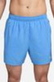Estilo universitario en azul - Regular - Nike Dri-FIT Challenger 5 inch Brief Lined Running Shorts - Imagen 1 de 1