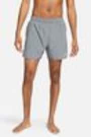 Gris claro - Regular - Nike Dri-FIT Challenger 5 inch Brief Lined Running Shorts - Imagen 1 de 1