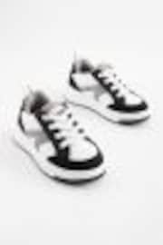 Schwarz/Weiß - Elastischer Sportschuh mit Schnürung - Bild 1 von 1
