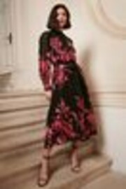 Love & Roses Langärmeliges, plissiertes Midi-Sommerkleid mit Rüschenausschnitt und Print - Bild 1 von 1