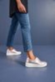 Pink-Metallic - Signature Forever Comfort® Lederturnschuhe mit Keilabsatz - Bild 1 von 1