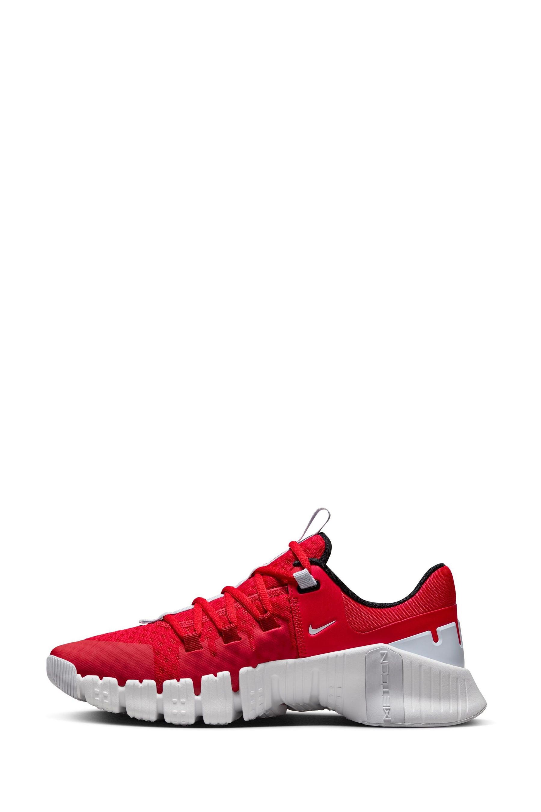 nike training metcon trainers in white and red