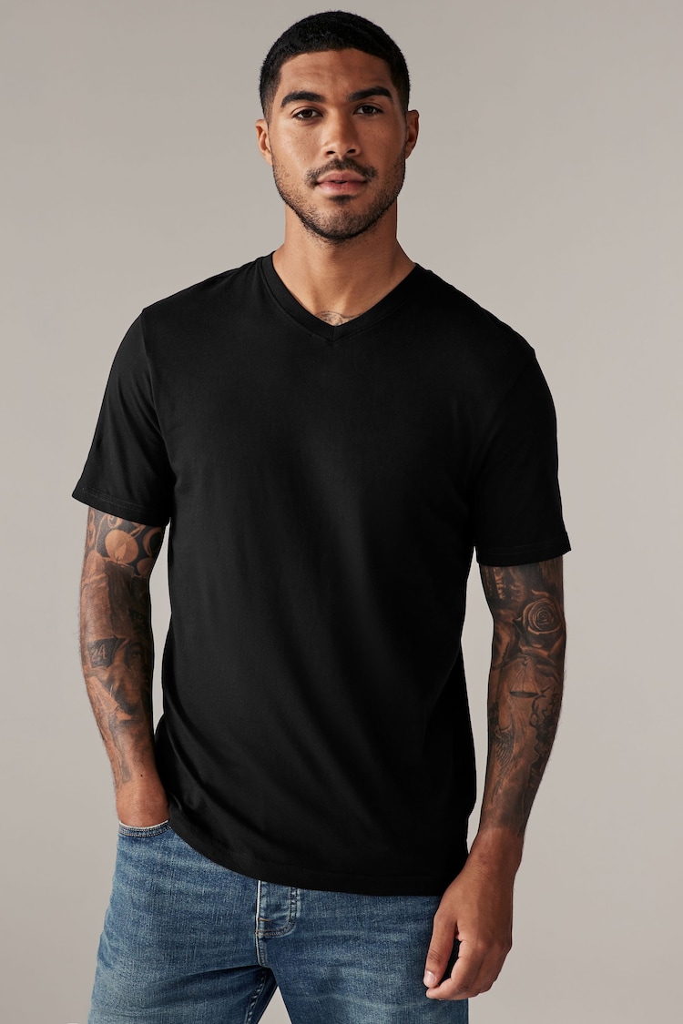 Schwarz - Schmale Passform - Essential T-Shirt mit V-Ausschnitt - Image 1 of 1