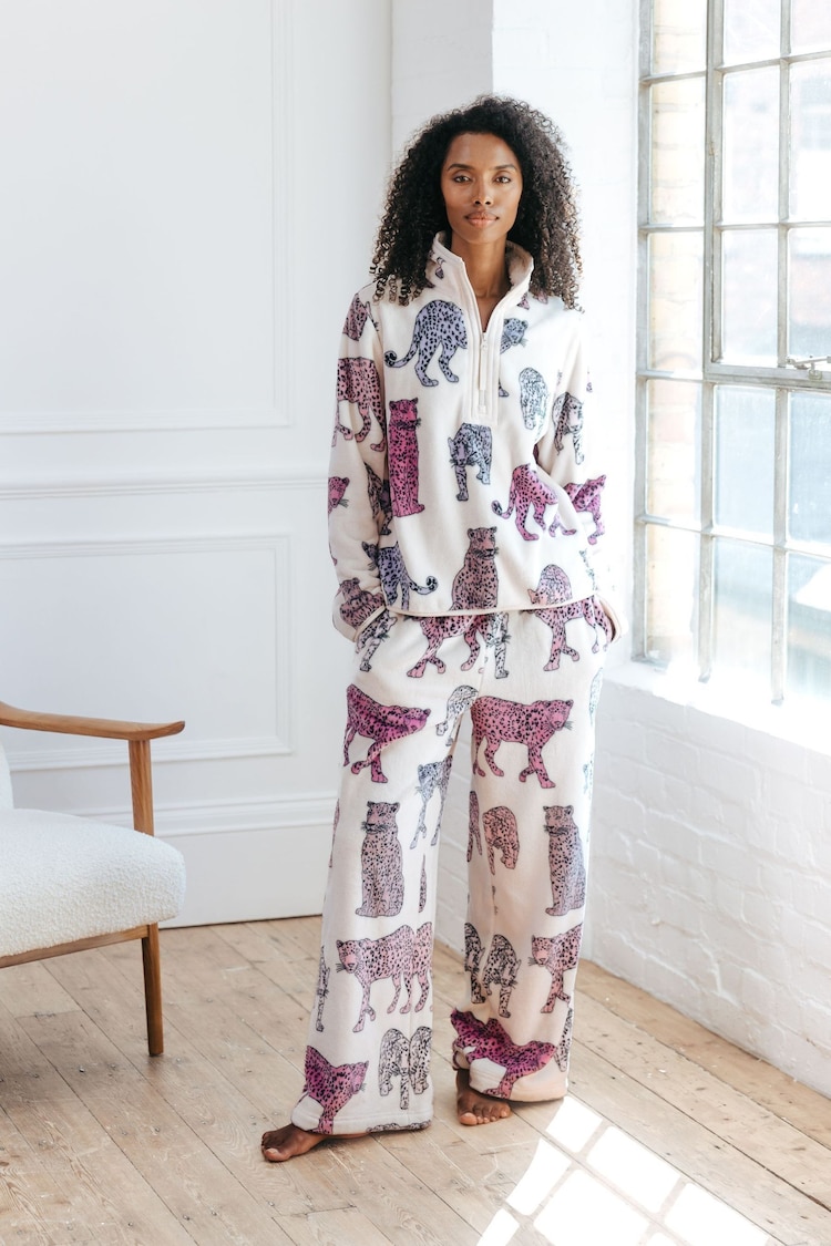 Chelsea Peers Fleece Leopard Printti; kuvio Collegepaita & Verryttelyhousut Set - Image 1 of 1