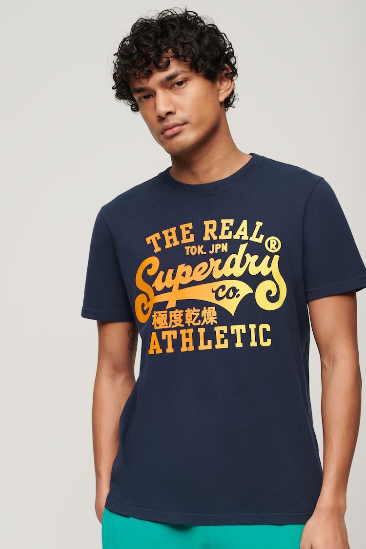 Superdry Reworked Classic T-Shirt mit Grafik - Bild 1 von 1
