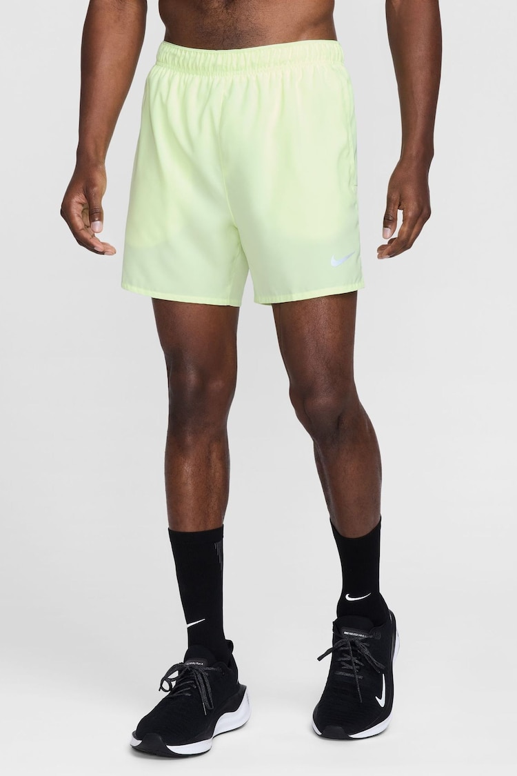 Verde lima - Regular - Nike Dri-FIT Challenger 5 inch Brief Lined Running Shorts - Imagen 1 de 1