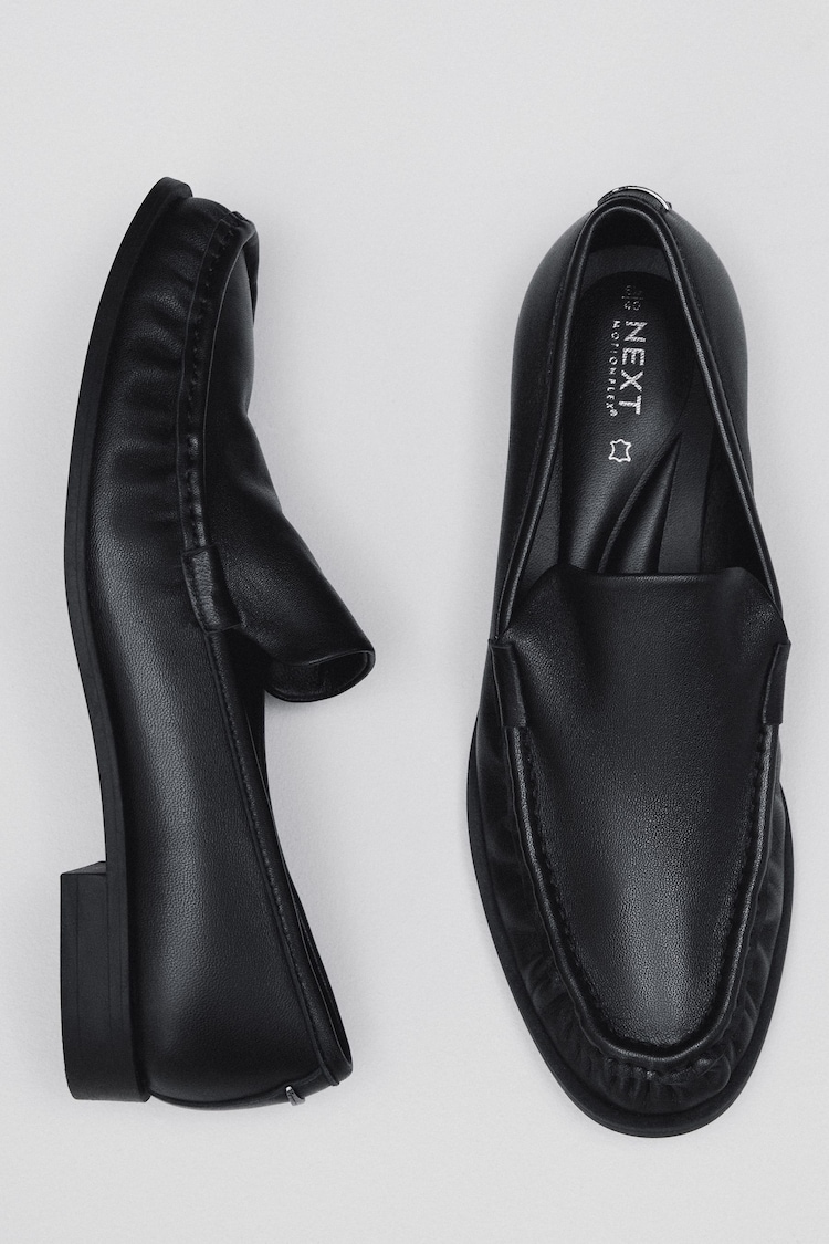 Musta - Forever Comfort ® Premium -nahka, jossa Motionflex Ruched Slim Loaferit - Kuva 1 / 1