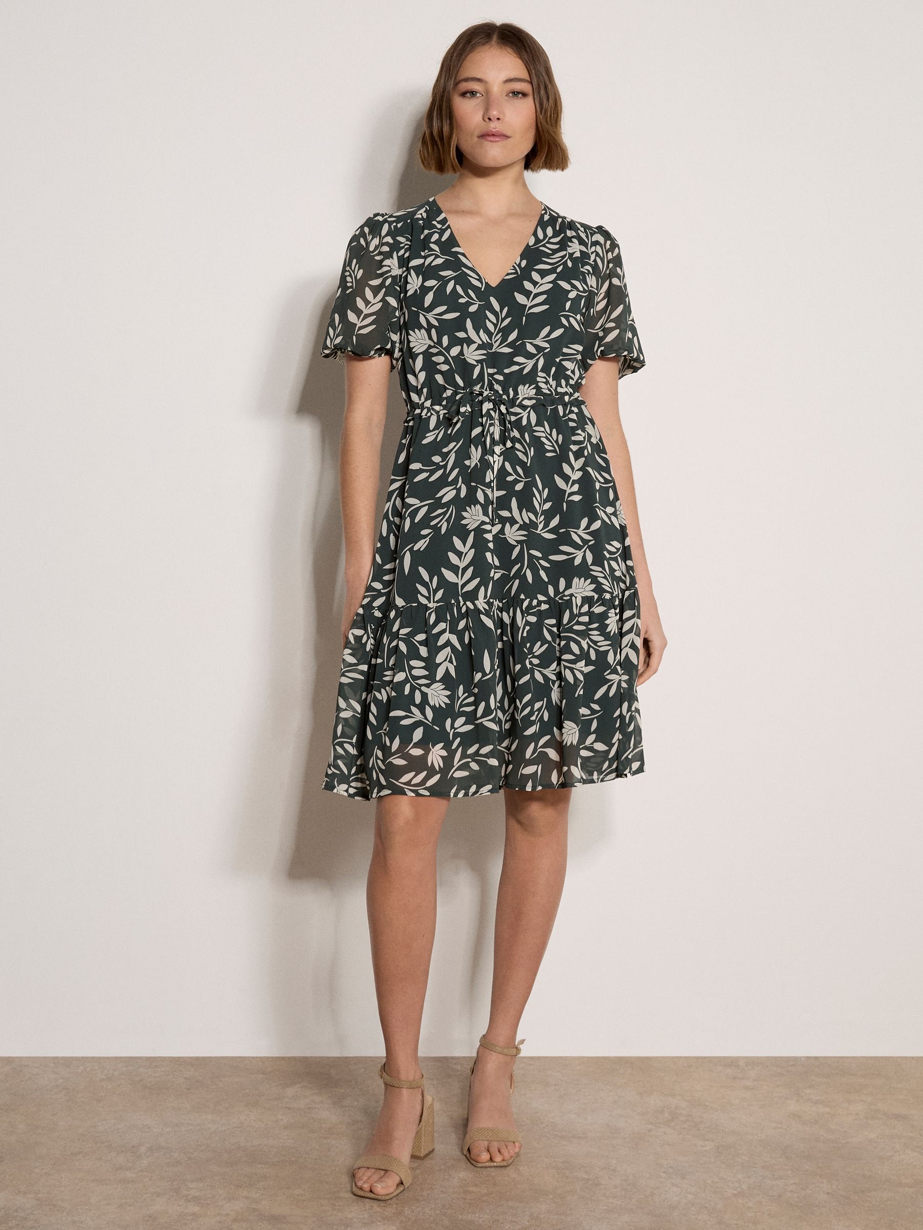 Apricot Damen Grün Minikleid Mit Blättersilhouetten Und Kordelzug - Bild 1
