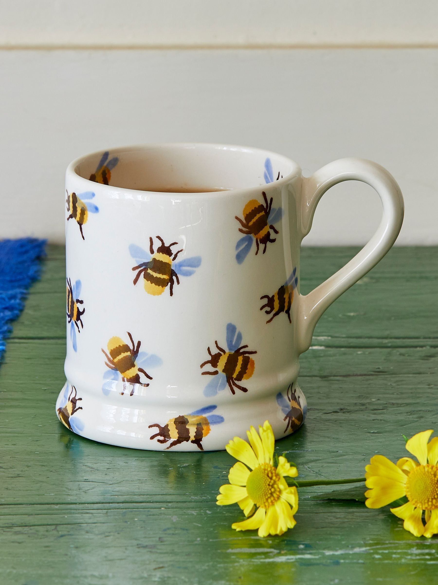 Emma Bridgewater - Weihnachtshummel-Becher, 1/2 Pint - Image 1