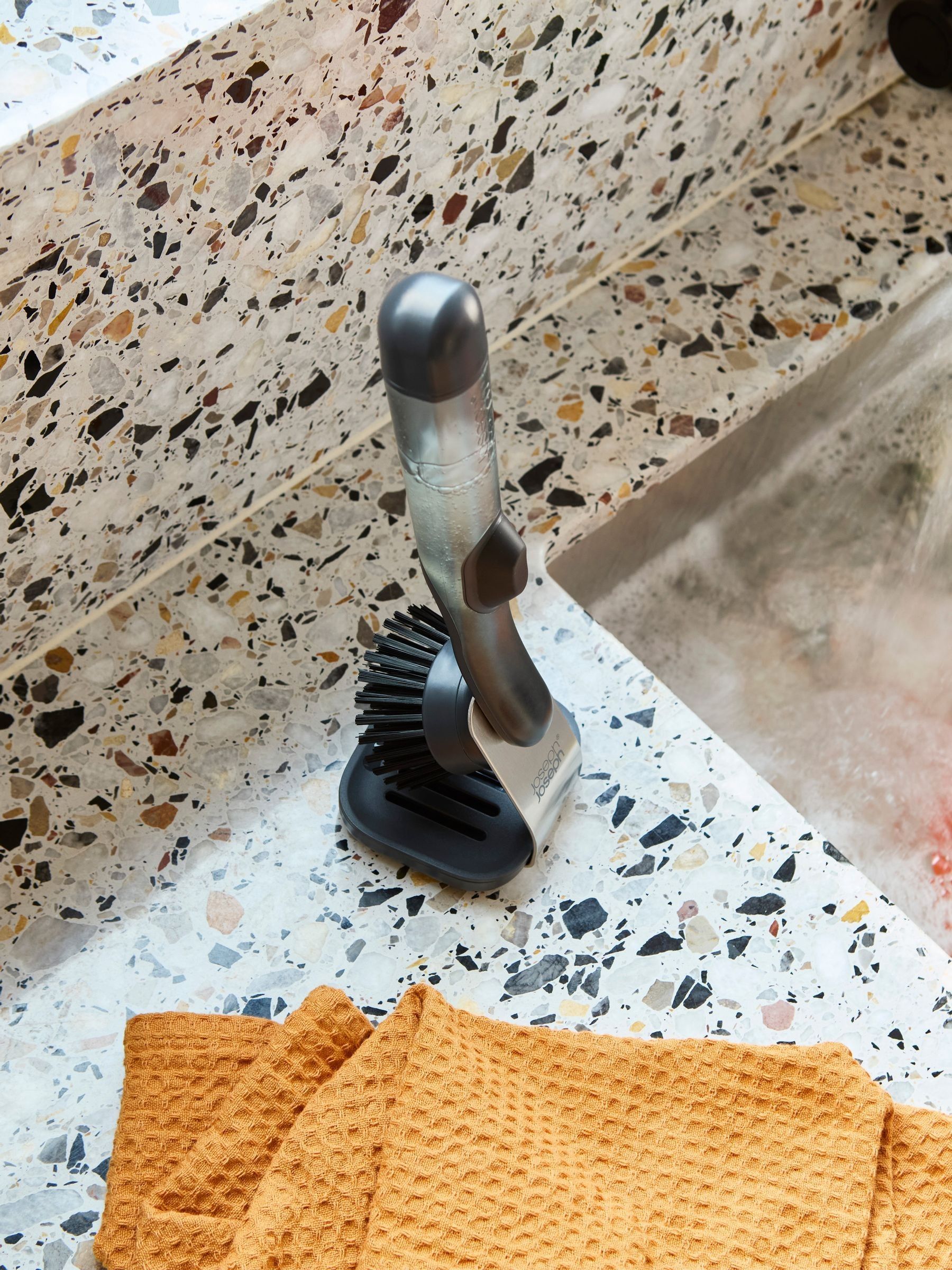 Sinktech™ Schrubber Mit Spender Joseph Joseph Sinktech™, Küchenutensil, Effektive Reinigung, Robuste Borsten, Schaber, Stahlständer Mit Tropfschale - Transparent - Bild 5