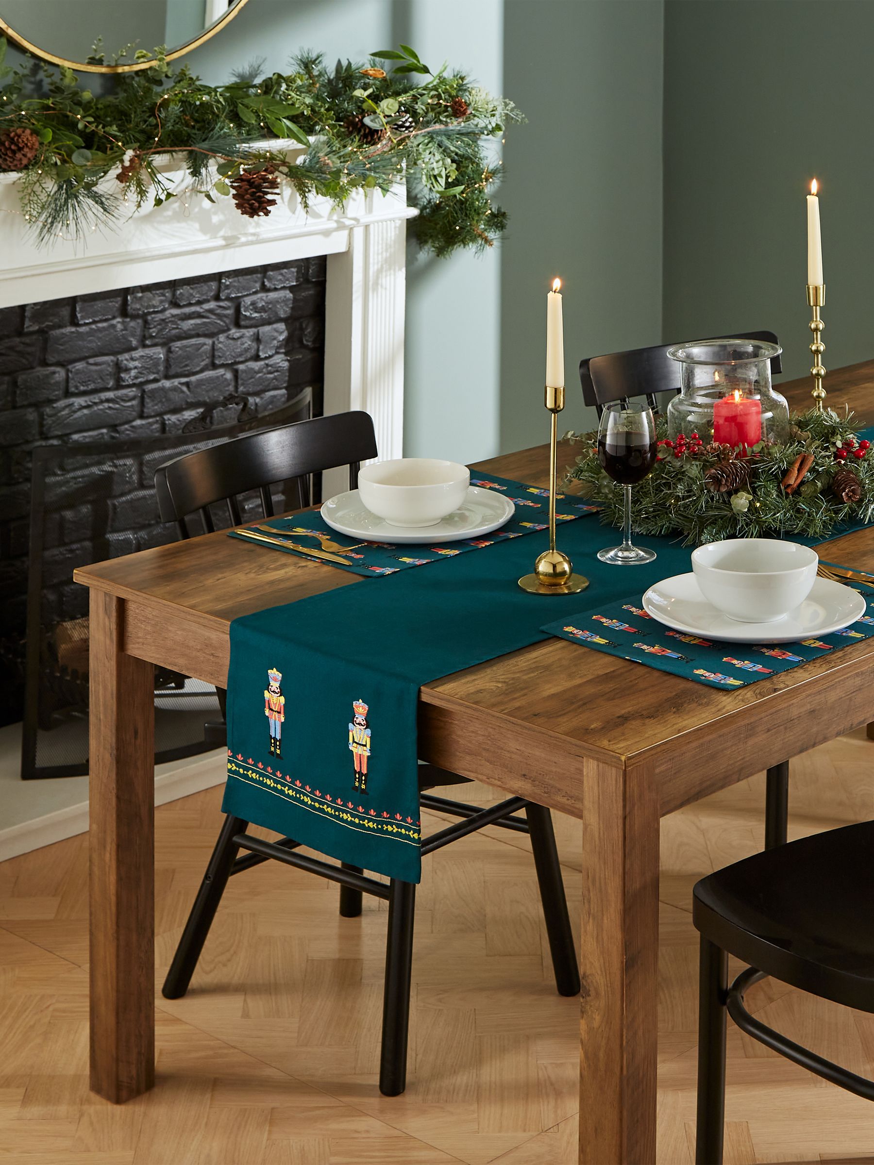 Catherine Lansfield Grün Weihnachtlicher Tischläufer Aus 100 % Baumwolle Mit Nussknacker-Motiv - Image 1