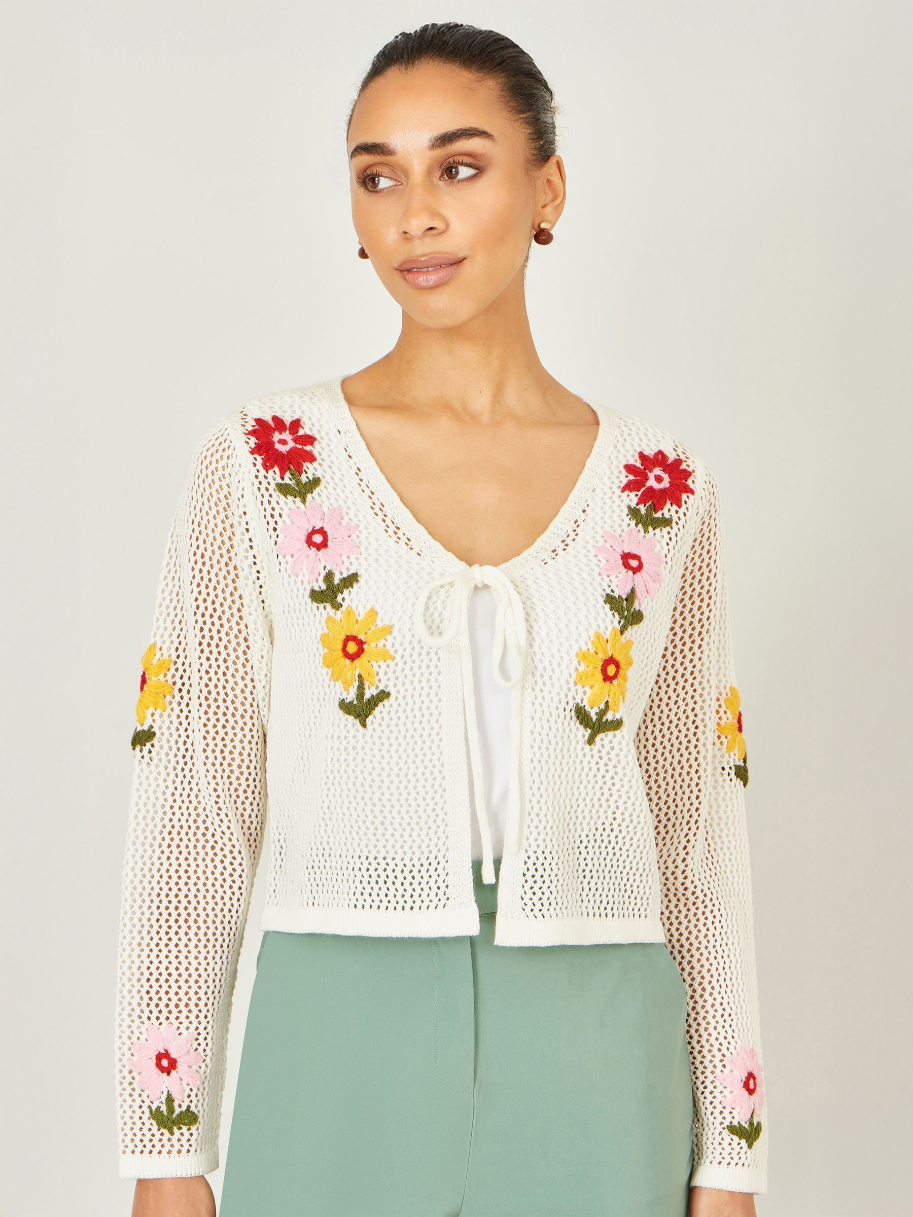 Yumi Virkad Bolero Med Broderad Blomma