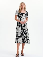 Czarny - Finery Teresa Floral Print Tiered Midi Dress - Obraz 5 z 5