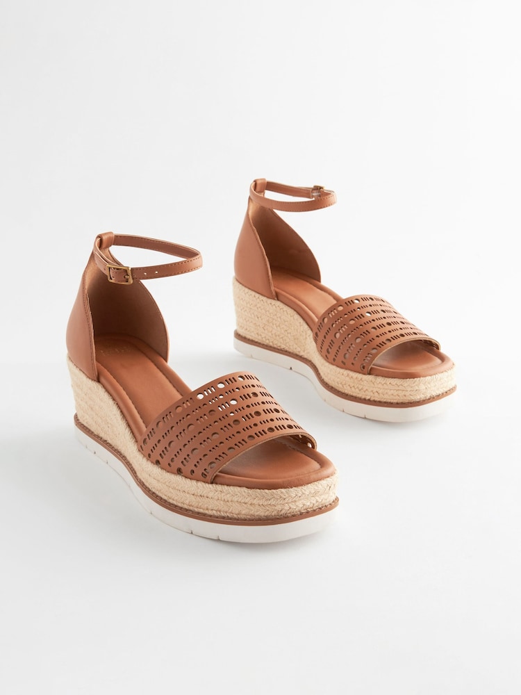 Hellbraun - Forever Comfort® lasergeschnittene Espadrilles mit Keilabsatz - Bild 1 von 6 Hellbraun - Forever Comfort® lasergeschnittene Espadrilles mit Keilabsatz - Bild 1 von 6