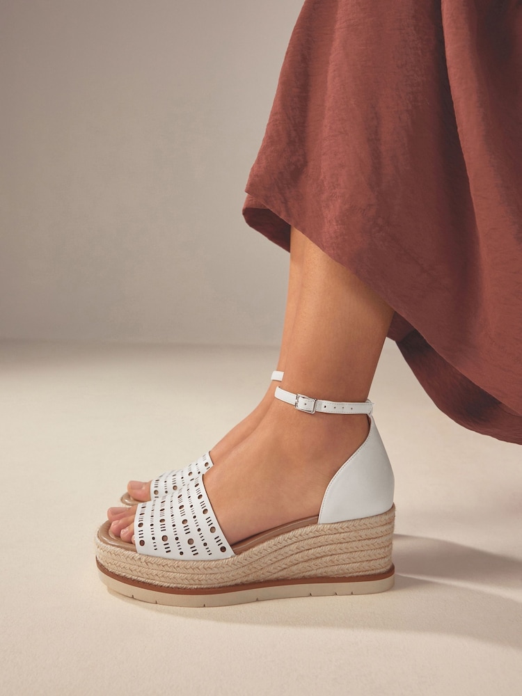 Weiß - Forever Comfort® lasergeschnittene Espadrilles mit Keilabsatz - Bild 1 von 8 Weiß - Forever Comfort® lasergeschnittene Espadrilles mit Keilabsatz - Bild 1 von 8