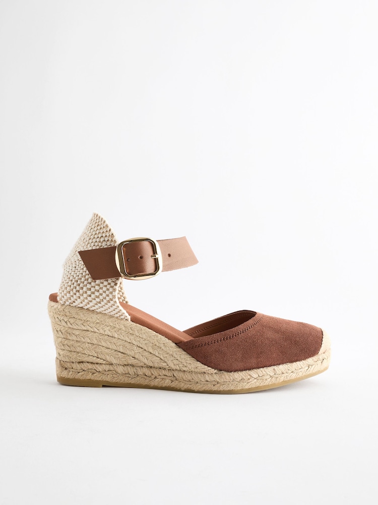 Jasnobrązowy - Skórzane espadryle na koturnie Forever Comfort® ze sprzączką - Image 4 of 7
