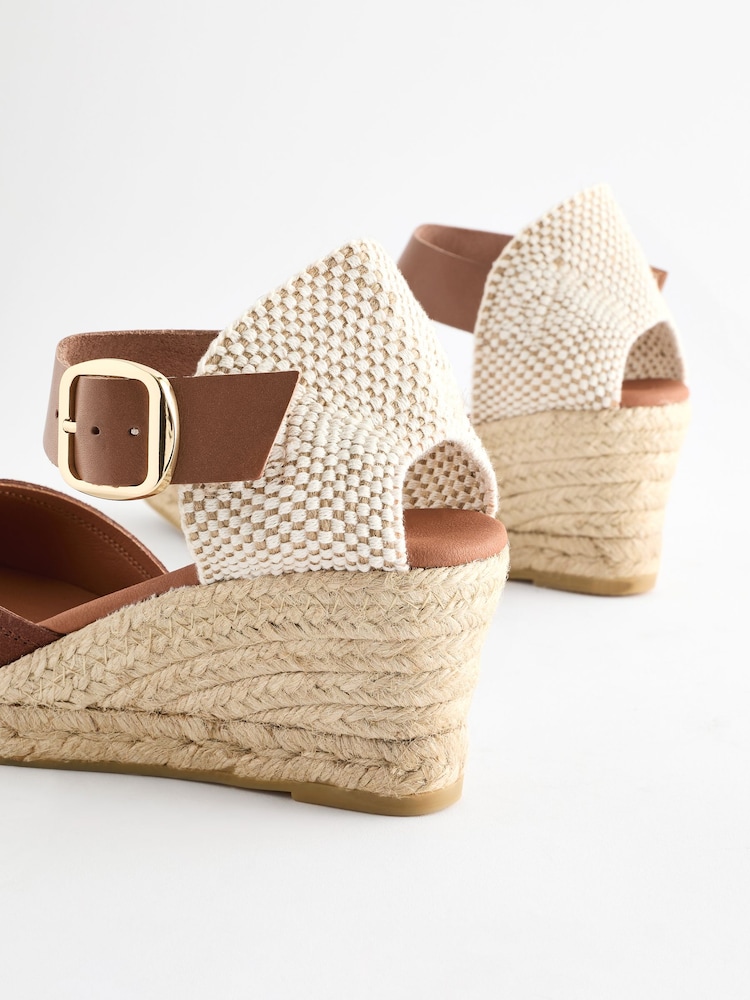 Jasnobrązowy - Skórzane espadryle na koturnie Forever Comfort® ze sprzączką - Image 5 of 7