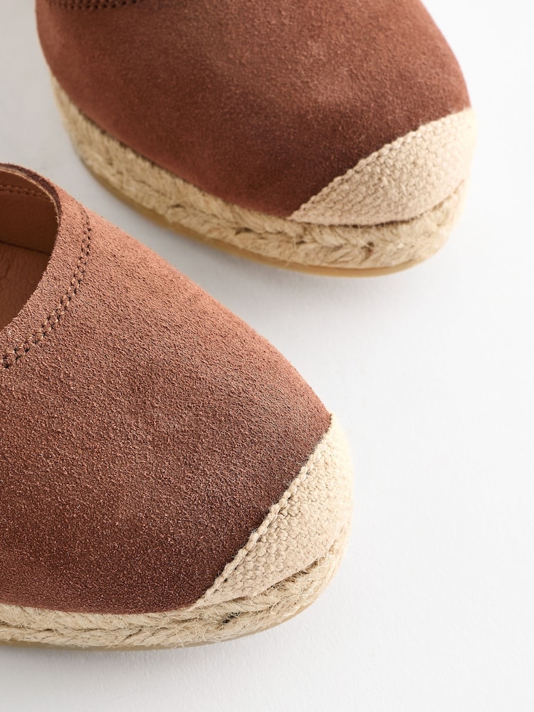 Jasnobrązowy - Skórzane espadryle na koturnie Forever Comfort® ze sprzączką - Image 6 of 7