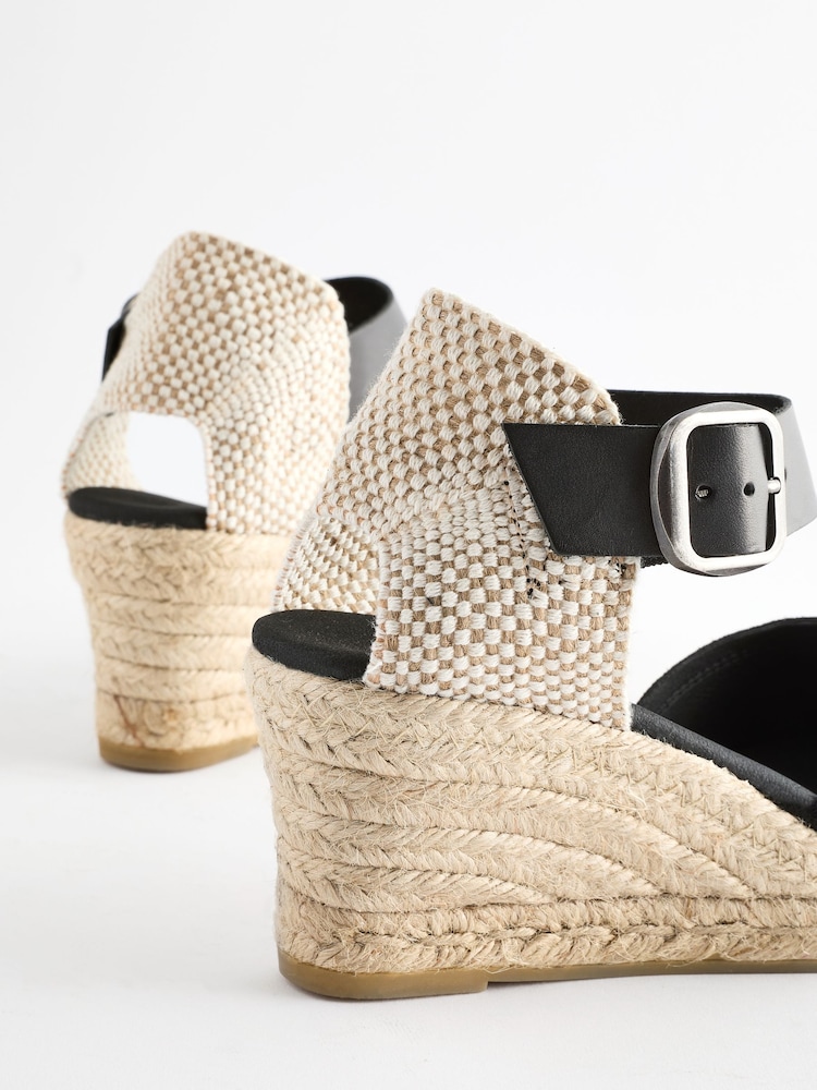 Czarny - Skórzane espadryle na koturnie Forever Comfort® ze sprzączką - Image 6 of 8