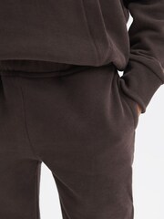 Reiss Chocolate Ali Senior Garment Dye Jersey Joggers - Image 4 of 6