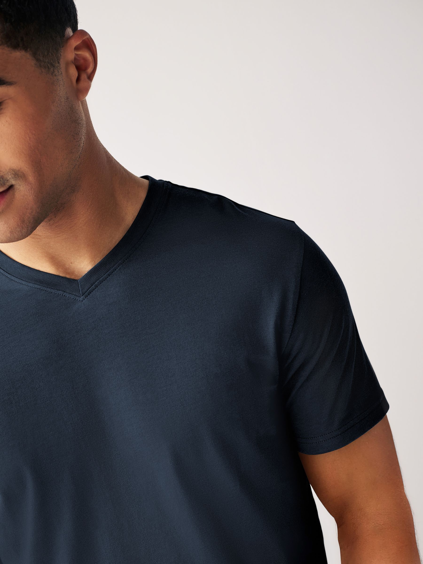 トップス IE-Navy Buy Navy Blue Regular Fit Essential V-Neck T-Shirt from Next India