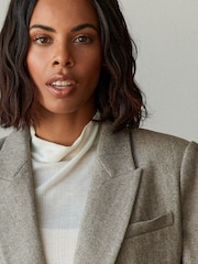 Nevtralno - Krojen blazer z dvorednim zapenjanjem in vzorcem ribje kosti Rochelle Humes - Slika 4 iz 7