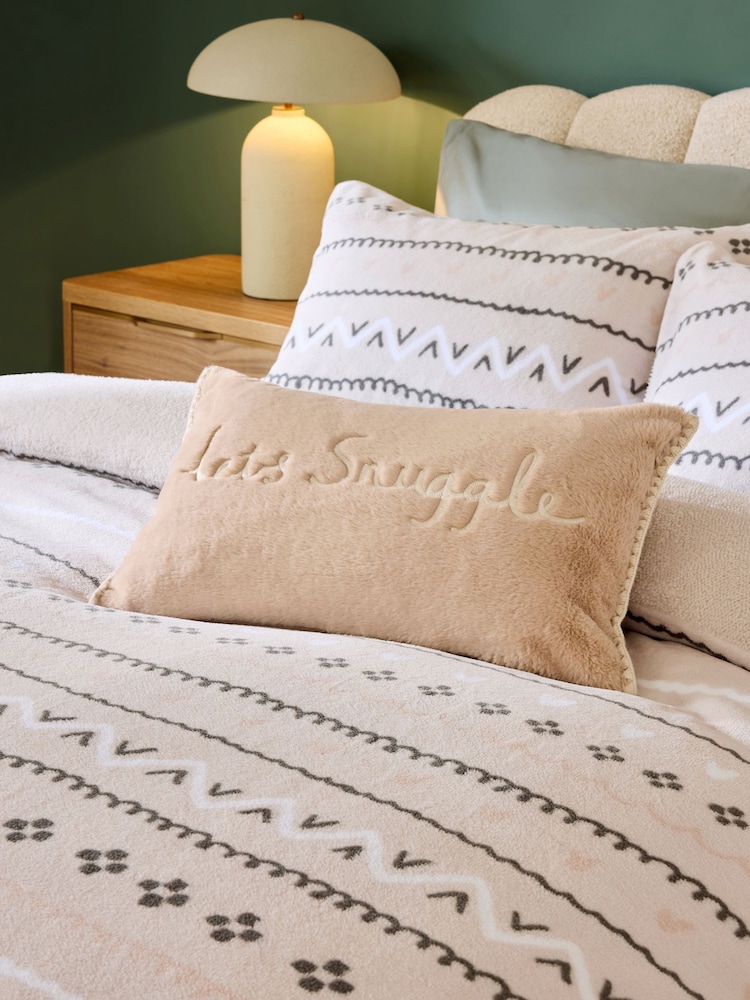 Подушка с надписью из искусственного меха Let's Snuggle - Изображение 1 из 6 Подушка с надписью из искусственного меха Let's Snuggle - Изображение 1 из 6