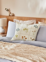 Coussin Betty brodé à fleurs 100% coton - Image 1 of 5