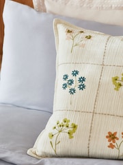 Coussin Betty brodé à fleurs 100% coton - Image 2 of 5