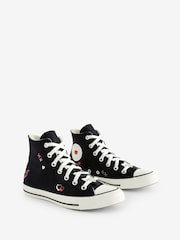 Schwarz - Converse Chuck Taylor Turnschuhe mit Herzmotiven - Bild 3 von 7