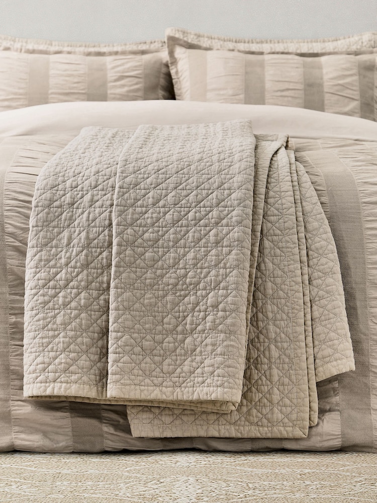 Bedeck of Belfast Stonewashed Quilted Throw - Image 1 de 5 Bedeck of Belfast Stonewashed Quilted Throw - Image 1 de 5