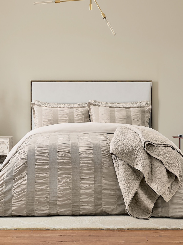 Bedeck of Belfast Stonewashed Quilted Throw - Image 2 de 5 Bedeck of Belfast Stonewashed Quilted Throw - Image 2 de 5